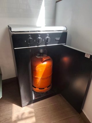 Cocina de gas negra.