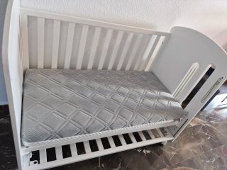 Cuna colecho con ropa y colchón