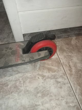 Patinete Patín Gris con Ruedas Rojas