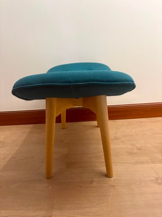 Reposapiés curvo tapizado azul