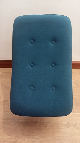 Reposapiés curvo tapizado azul