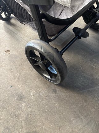Carro de bebé gris falta solo una limpieza