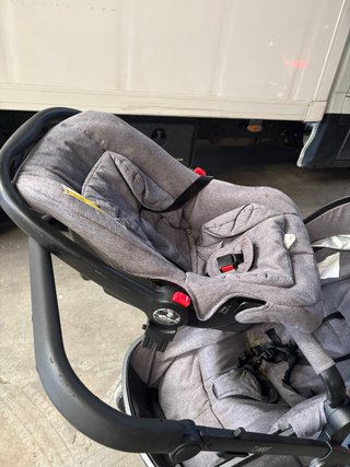 Carro de bebé gris falta solo una limpieza