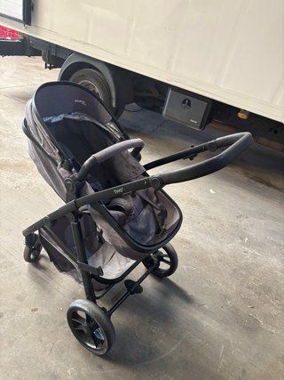 Carro de bebé gris falta solo una limpieza