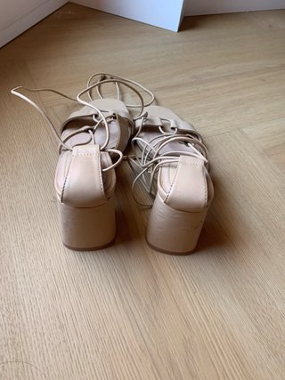 Sandalias Stradivarius tacón beige atadas