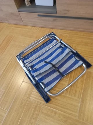 Silla de playa plegable azul y blanca