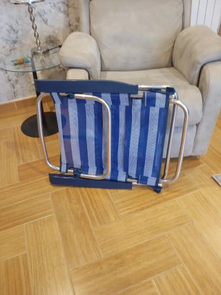 Silla de playa plegable azul y blanca