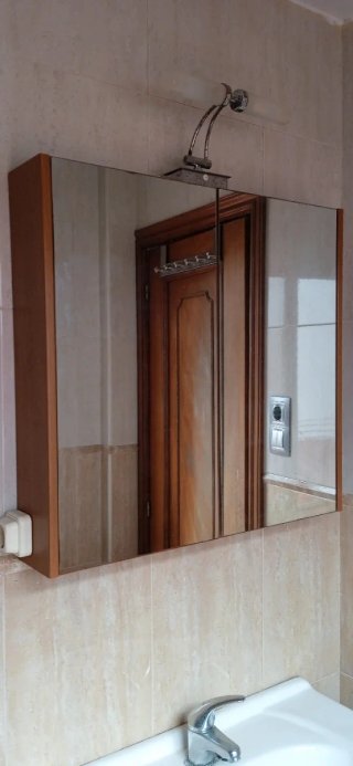 Mueble de baño con armario y espejo