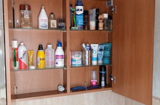 Mueble de baño con armario y espejo