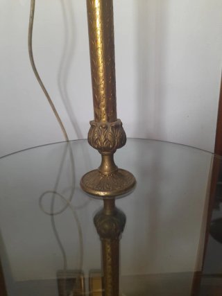Lámpara de pie dorada con mesa de cristal