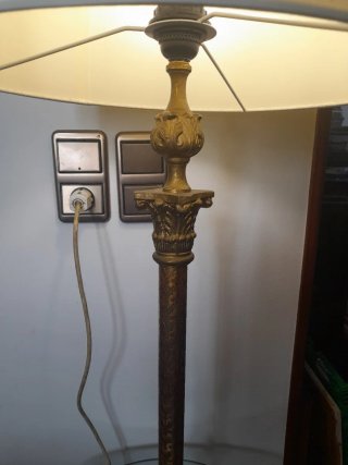 Lámpara de pie dorada con mesa de cristal