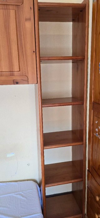Estantería de pino,escritorio ,armarios