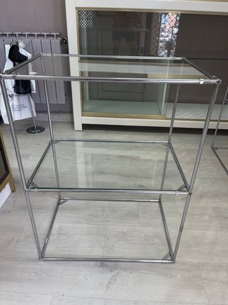 Estantería tubular de acero y cristal