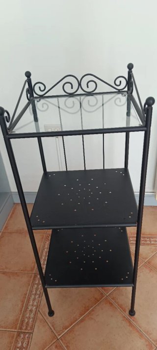 Scaffale in ferro battuto con vetro