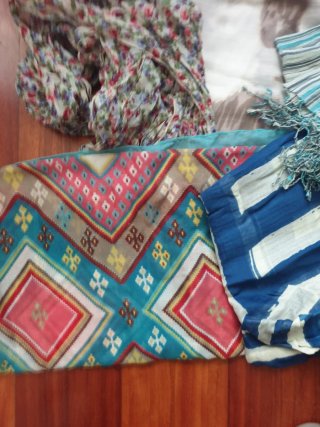 Lote 12 pañuelos variados..y 2 fulares regalo