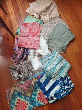 Lote 12 pañuelos variados..y 2 fulares regalo