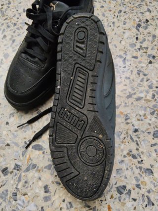 Zapatillas Puma Negras y Doradas