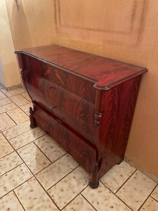 Mueble antiguo de madera rojiza