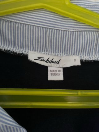 Camiseta polo Subdued azul y blanco