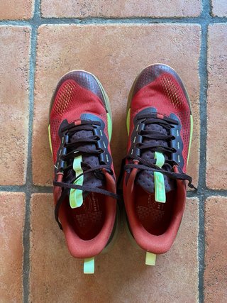 Zapatillas deportivas Under Armour rojas y verdes