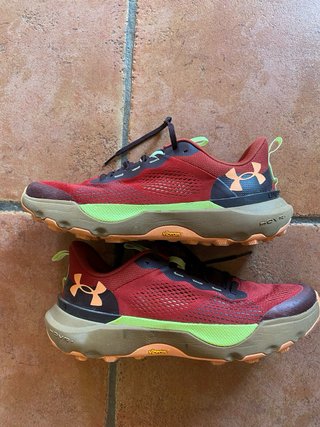 Zapatillas deportivas Under Armour rojas y verdes