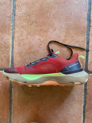 Zapatillas deportivas Under Armour rojas y verdes