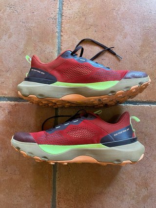 Zapatillas deportivas Under Armour rojas y verdes
