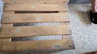 Bancos de Palets con Cojines Verdes y Amarillos