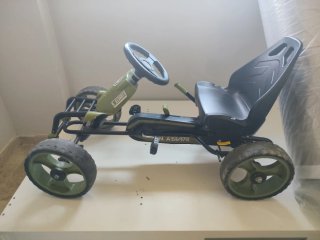 Coche de pedales estilo militar