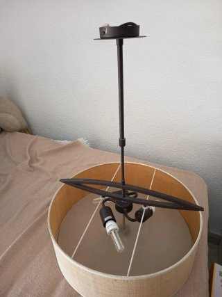 Lámpara de techo beige y madera