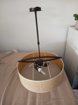 Lámpara de techo beige y madera