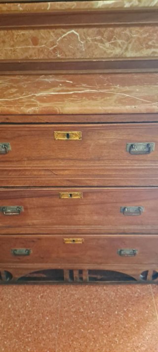 Cómoda de madera con espejo y mármol