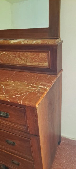 Cómoda de madera con espejo y mármol