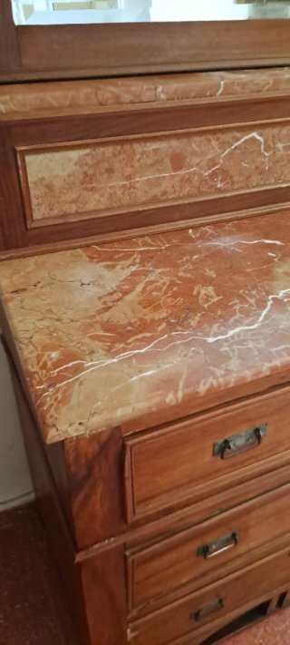Cómoda de madera con espejo y mármol