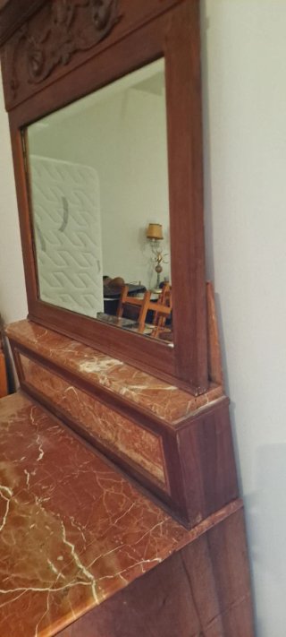 Cómoda de madera con espejo y mármol