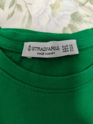 Camiseta verde Stradivarius