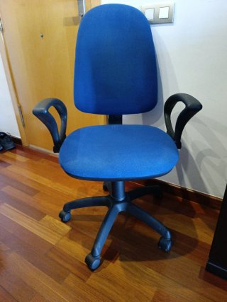 Silla de escritorio con regulaciones y ruedas.
