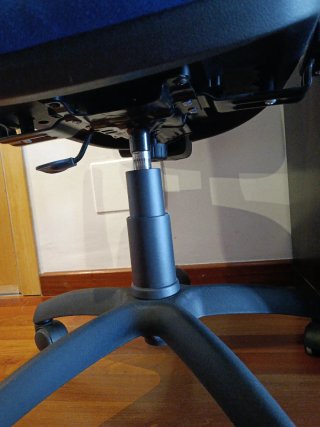 Silla de escritorio con regulaciones y ruedas.