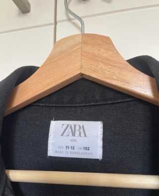 Cazadora vaquera negra Zara. Talla 11-12.