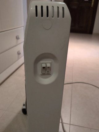 Radiador eléctrico blanco con ruedas