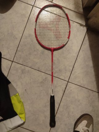 Raqueta de bádminton roja y blanca