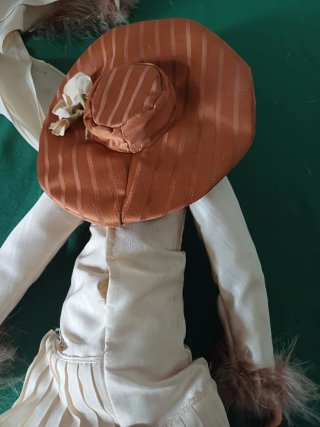 Muñeca vintage elegante con sombrero