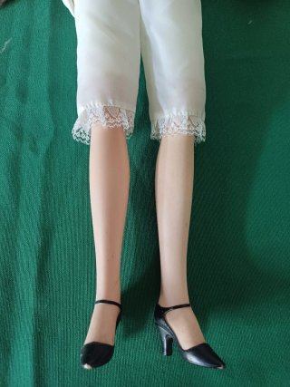 Muñeca vintage elegante con sombrero