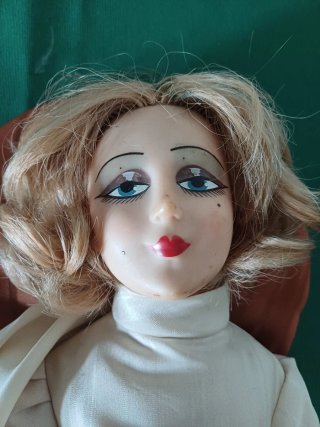 Muñeca vintage elegante con sombrero