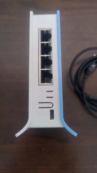 Router MikroTik hAP lite (Repetidor Wi-Fi y cable)