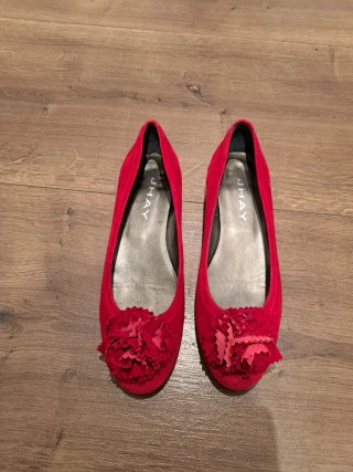 Zapatos planos rojos con flor