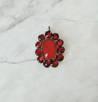 Gran colgante vidrio facetado rojo estilo Art Decó
