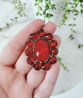 Gran colgante vidrio facetado rojo estilo Art Decó