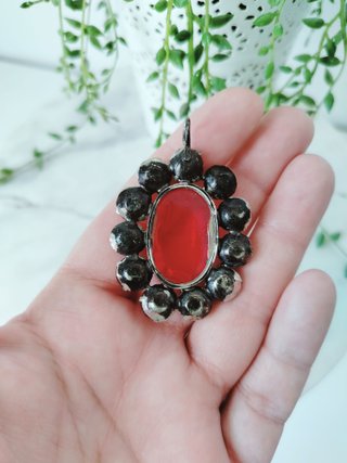 Gran colgante vidrio facetado rojo estilo Art Decó
