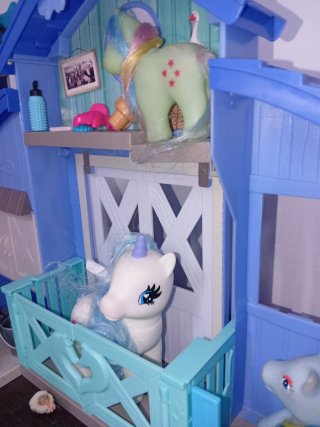 Lotto di 8 Pony con Casa-Giardino e Accessori